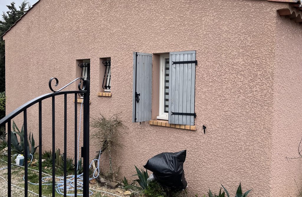 Toiture rénovée et tuiles propres après intervention Artisan Lorot à Pélissanne