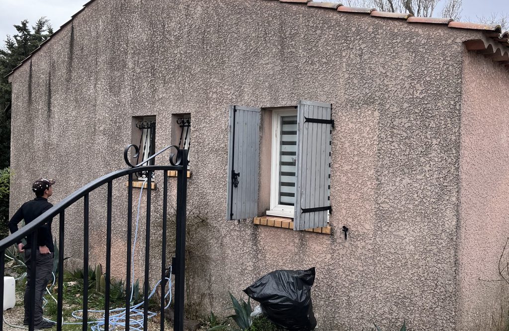 Toiture ancienne couverte de mousse avant nettoyage à Pélissanne